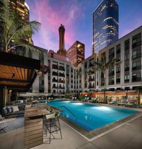 un grand hôtel avec une piscine en ville dans l'établissement Comfy Apt with pool & hot tub in downtown LA', à Los Angeles