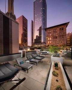 una fila de tumbonas en una azotea de una ciudad en Comfy Apt with pool & hot tub in downtown LA', en Los Ángeles