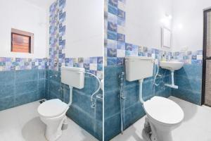 FabExpress Shanel Beachside Resort في باغا: حمام مع مرحاضين ومغسلة