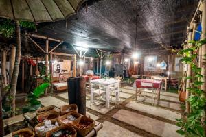 A restaurant or other place to eat at OYO 2393 Putroyono Homestay