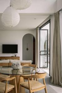 TV a/nebo společenská místnost v ubytování Villa Rae - 2BDR Luxe Villa
