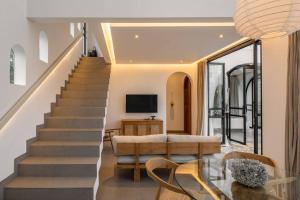 TV a/nebo společenská místnost v ubytování Villa Rae - 2BDR Luxe Villa
