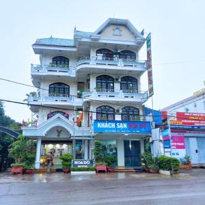 um edifício alto com um sinal em frente em GRAD Hoa Do Hotel em Xuân Ðài