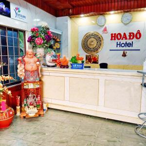 een halo hotelwinkel met een vrouw aan de balie bij GRAD Hoa Do Hotel in Xuân Ðài