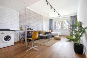 cocina y sala de estar con mesa y sillas en Frank Porter - Lake Apartment en Dubái