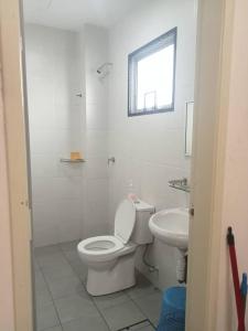 ケパラ・バタスにあるMR OT HOMESTAY ( BAITUL RAUDHAH )の白いバスルーム(トイレ、シンク付)