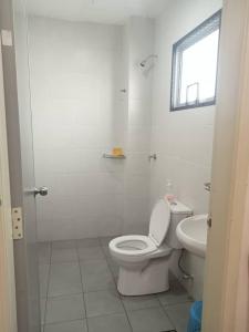 ケパラ・バタスにあるMR OT HOMESTAY ( BAITUL RAUDHAH )の白いバスルーム(トイレ、シンク付)