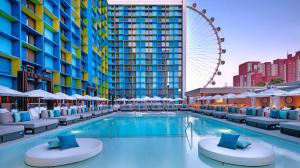 una piscina de hotel con una noria en el fondo en Coolest bar hoping Linq Casino Hotel Strip Las Vegas, en Las Vegas