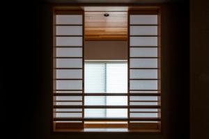 箱根Hotel Sengokuhara 533的一扇可以看到带百叶窗的窗户