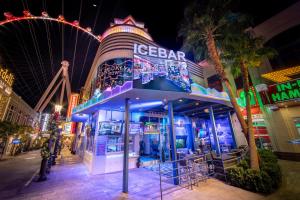 un bâtiment avec un panneau qui lit le bar de glace la nuit dans l'établissement Coolest bar hoping Linq Casino Hotel Strip Las Vegas, à Las Vegas