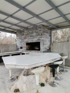 にあるRiverside house with pool jacuzzi and sauna in Croatiaの暖炉前の大型コンクリートテーブル