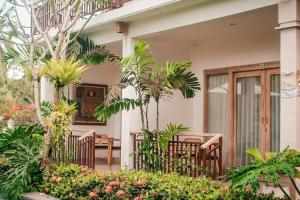 un patio de una casa con sillas y plantas en Tri Dewi Residence by Pramana Villas en Ubud