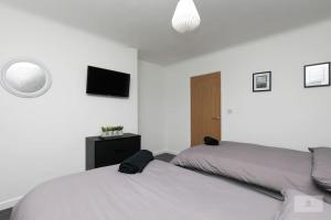 Cama ou camas em um quarto em Newly Renovated 3 Bedroom House with Parking by Amazing Spaces Relocations Ltd