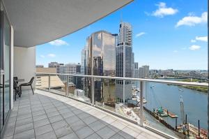uma varanda com vista para a cidade em Brisbane on Felix Luxury Suites em Brisbane