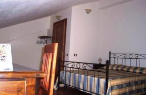 1 dormitorio con cama, mesa y puerta en B&B Sciarammola, en Patti