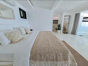 เตียงในห้องที่ Infinity Villa - BOUTIQUE BEACHFRONT- Two Bedroom Luxury Family Suite Bingin Beach