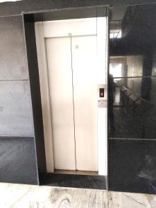 una puerta en el lateral de un edificio en Hotel Diana Gandhipuram, en Coimbatore