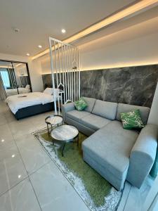 un soggiorno con divano e letto di Deluxe Studio Apartments at Kass Towers Accra - Upper Floor By VP Properties a Accra