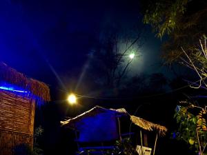 Una vista nocturna de una casa con luces encendidas en Tid Khao Glamping & Bar, en Tha Kradan