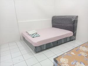 - un petit lit installé sur un sol carrelé dans l'établissement SP 4 Homestay Kuranji Kota Marudu Sabah Malaysia, à Kampong Sorosob