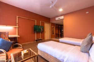 Postel nebo postele na pokoji v ubytování Sunshine Resort Pokhara - Your Private Paradise