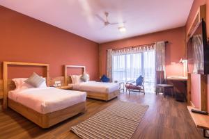 Postel nebo postele na pokoji v ubytování Sunshine Resort Pokhara - Your Private Paradise