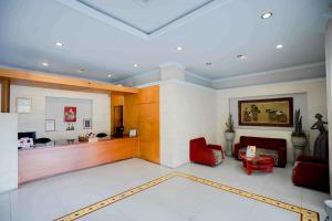 a lobby with red chairs and a waiting room at Cakra Kembang Hotel in Yogyakarta