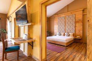 ポカラにあるSunshine Resort Pokhara - Your Private Paradiseのベッドルーム1室(ベッド1台、ノートパソコン付きのデスク付) +37枚の写真