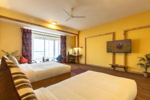Postel nebo postele na pokoji v ubytování Sunshine Resort Pokhara - Your Private Paradise