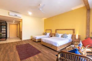 Postel nebo postele na pokoji v ubytování Sunshine Resort Pokhara - Your Private Paradise