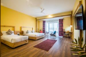 Postel nebo postele na pokoji v ubytování Sunshine Resort Pokhara - Your Private Paradise