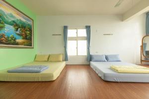 Giường trong phòng chung tại Jinshawan B&B