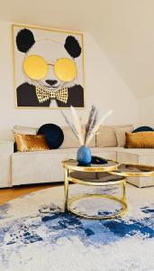 una sala de estar con un oso panda con gafas en ٤Neu٤Fantastischer Meerblick-Stylish-King Bed-PP, en Scharbeutz