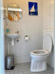 Ένα μπάνιο στο 4 Person Holiday Home Petra with private terrace
