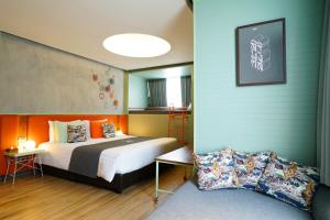 Postel nebo postele na pokoji v ubytování Samsen Street Hotel + 37 fotografií