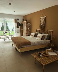 een slaapkamer met een groot bed en een tafel bij Coco Suite in Amay