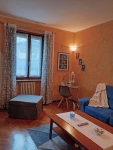 salon z niebieską kanapą i stołem w obiekcie A casa di Fabio w mieście Biella