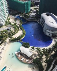una vista aérea de una piscina en un complejo en AZURE HOTEL RESORT Ph15 St Tropez, en Manila