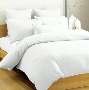 ein weißes Bett mit weißer Bettwäsche und Kissen in der Unterkunft AZURE HOTEL RESORT Ph15 St Tropez in Manila