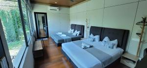 Una cama o camas en una habitación de Gopeng Riverstones Rainforest Retreat