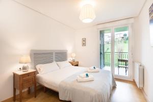 - une chambre avec un lit et 2 serviettes dans l'établissement Telmo - baskeyrentals, à Zumaia