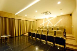 una sala de conferencias con sillas frente a una cortina en The Daman Club en Damān