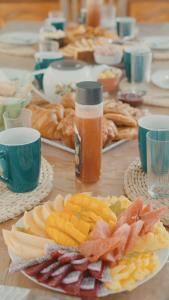 una mesa cubierta con platos de comida y bebida en Les Jardins de Nicole, en La Plaine des Cafres