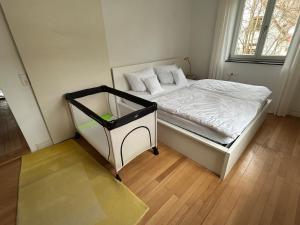 una camera da letto con un letto con lenzuola bianche e una finestra di ZwergDackelAdlerHirsch a Beuron