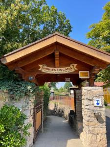 um pavilhão com um sinal que diz rotunda innancies em Pension Sandsteinhöhle em Walldorf