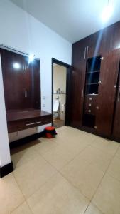 una grande camera con armadi in legno e servizi igienici di Ulah Properties a Mombasa