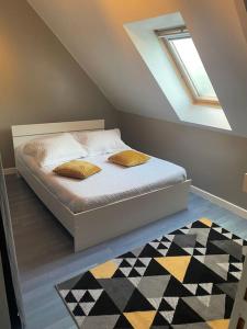 a bedroom with a bed with two pillows on it at Villa Folie Douce, accueille 10 pers avec Piscine in Réthôville