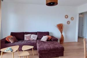 a living room with a purple couch and tables at Paris / Disney 6 Personnes in Noisy-le-Grand