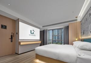 Rúm í herbergi á Lan Wan Hotel - One Free Cockt-ail Per Room--Airport Pick-up Service