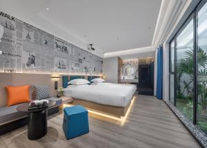 Rúm í herbergi á Lan Wan Hotel - One Free Cockt-ail Per Room--Airport Pick-up Service